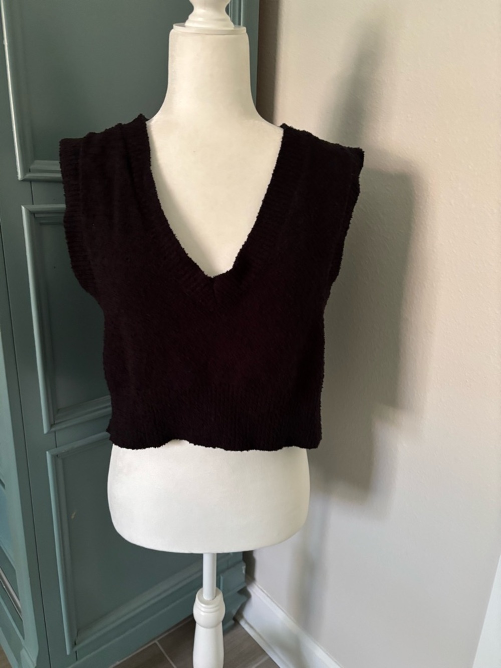 NATURAL LIFE Black Cropped V-Neck Sweater Tank